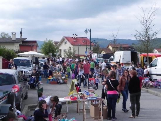 Chineurs au vide grenier de Saint Martin du Fresne